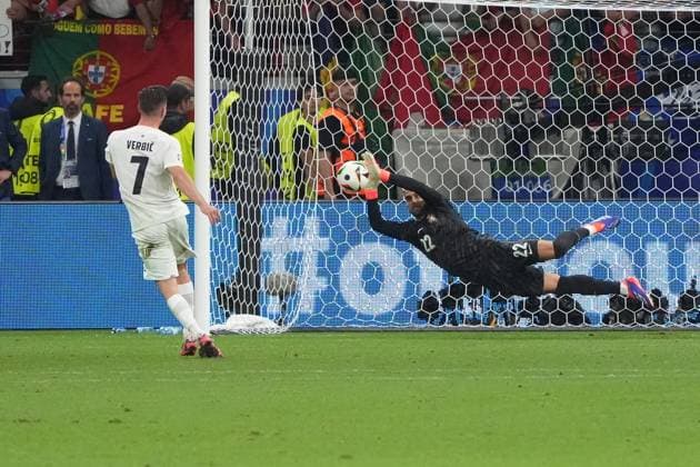 Benjamin Verbic (Slowenien, Slovenia, 07) scheitert an Torwart Goalie Diogo Costa (Portugal, 22) - Frankfurt 01.07.2024: Portugal vs. Slowenien, EURO2024, M41 Achtelfinale, EM-Arena Frankfurt