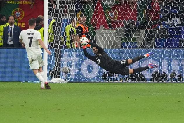 Sport Bilder des Tages Benjamin Verbic (Slowenien, Slovenia, 07) scheitert an Torwart Goalie Diogo Costa (Portugal, 22) - Frankfurt 01.07.2024: Portugal vs. Slowenien, EURO2024, M41 Achtelfinale, EM-Arena Frankfurt