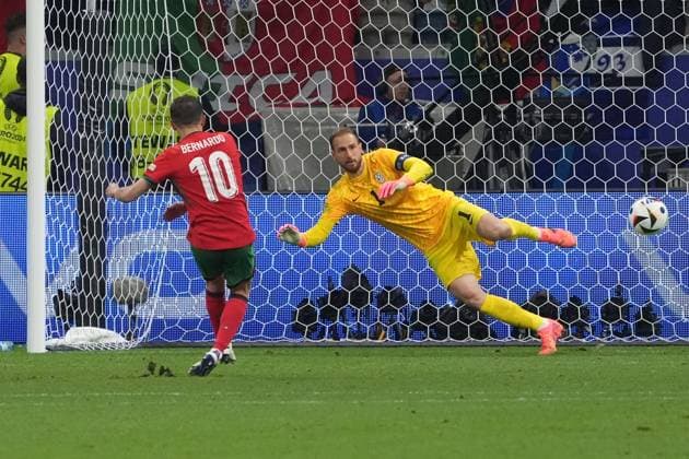 Sport Bilder des Tages Bernado Silva (Portugal, 10) verwandelt den Elfmeter gegen Torwart Goalie Jan Oblak (Slowenien, Slovenia, 01) zum Sieg - Frankfurt 01.07.2024: Portugal vs. Slowenien, EURO2024, M41 Achtelfinale, EM-Arena Frankfurt