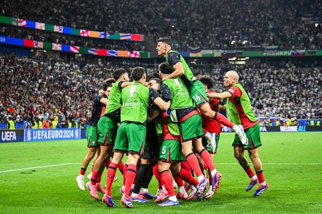 FRANKFURT - Portugal players celebrate victory during the UEFA EURO, EM, Europameisterschaft,Fussball 2024 round of 16 match between Portugal and Slovenia at the Frankfurt Arena on July 1, 2024 in Frankfurt, Germany. ANP Hollandse Hoogte UEFA EURO 2024 2024 xVIxANPxSportx xGerritxvanxKeulenxIVx 502568351 originalFilename: 502568351.jpg