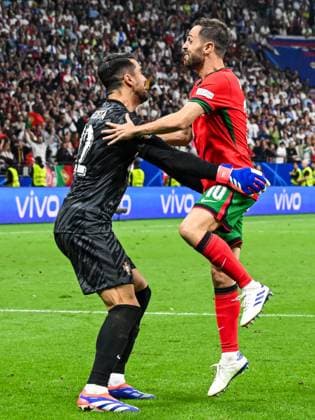 FRANKFURT - (l-r) Portugal goalkeeper Diogo Costa, Bernardo Silva of Portugal celebrate victory during the UEFA EURO, EM, Europameisterschaft,Fussball 2024 round of 16 match between Portugal and Slovenia at the Frankfurt Arena on July 1, 2024 in Frankfurt, Germany. ANP Hollandse Hoogte UEFA EURO 2024 2024 xVIxANPxSportx xGerritxvanxKeulenxIVx 502568389 originalFilename: 502568389.jpg