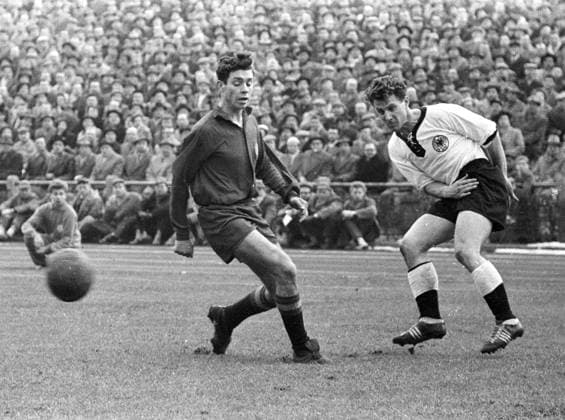 Archivbilder der Woche SPORT KW27 Deutschland - Spanien 2:0 19.03.1958 in Frankfurt. Hans Schäfer (re.) flankt. *** Germany Spain 2 0 19 03 1958 in Frankfurt Hans Schäfer right flanks HM