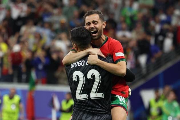 Sport Bilder des Tages Frankfurt Arena Frankfurt am Main, UEFA EURO, EM, Europameisterschaft,Fussball 2024 Germany, Monday 1 Jul 2024 Round of 16, Portugal - Slovenia, goalkeeper, Torwart Diogo Costa (Portugal) und Bernardo Silva (Portugal) jubeln jubelt nach Spielende. Copyright: JoaquimxFerreira