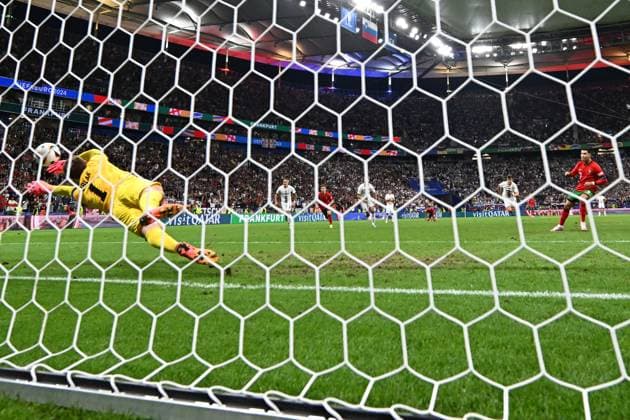 01.07.2024, xjhx, Fussball EM 2024 1 8 Finale, Portugal - Slowenien emspor, v.l. Jan Oblak (Slowenien) hält den Elfmeter von Cristiano Ronaldo (Portugal) (UEFA REGULATIONS PROHIBIT ANY USE OF PHOTOGRAPHS as IMAGE SEQUENCES and or QUASI-VIDEO) Frankfurt am Main