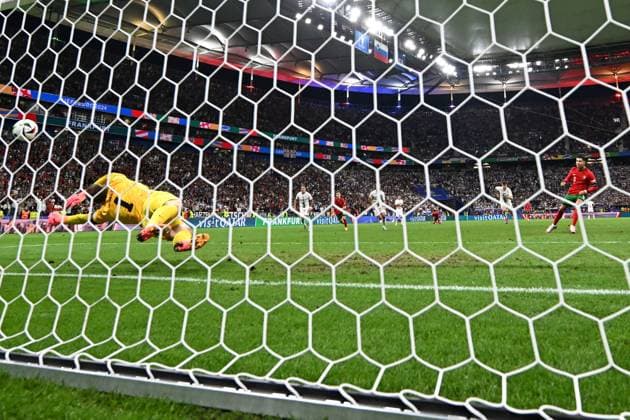 01.07.2024, xjhx, Fussball EM 2024 1 8 Finale, Portugal - Slowenien emspor, v.l. Jan Oblak (Slowenien) hält den Elfmeter von Cristiano Ronaldo (Portugal) (UEFA REGULATIONS PROHIBIT ANY USE OF PHOTOGRAPHS as IMAGE SEQUENCES and or QUASI-VIDEO) Frankfurt am Main