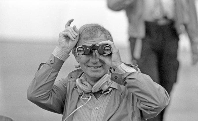 Archivbilder der Woche SPORT KW27 19.09.84 Levski Sofia - VfB Stuttgart Bulgarien, Sofia, 19.09.1984, Fussball, Europapokal der Landesmeister, 1. Runde, Levski Sofia - VfB Stuttgart (1:1): Feature TV Reporter Radio Journalisten Fernglas. *** 19 09 84 Levski Sofia VfB Stuttgart Bulgaria, Sofia, 19 09 1984, Football, European Champion Clubs Cup, 1 round, Levski Sofia VfB Stuttgart 1 1 Feature TV Reporter Radio Journalists Binoculars