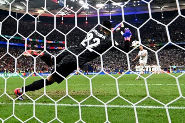 01.07.2024, xjhx, Fussball EM 2024 1 8 Finale, Portugal - Slowenien emspor, v.l. Diogo Meireles da Costa (Portugal) hält den Elfmeter von Benjamin Verbic (Slowenien) (UEFA REGULATIONS PROHIBIT ANY USE OF PHOTOGRAPHS as IMAGE SEQUENCES and or QUASI-VIDEO) Frankfurt am Main