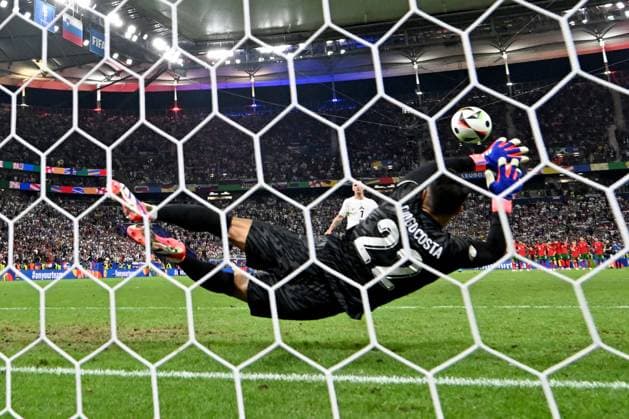 Sport Bilder des Tages 01.07.2024, xjhx, Fussball EM 2024 1 8 Finale, Portugal - Slowenien emspor, v.l. Diogo Meireles da Costa (Portugal) hält den Elfmeter von Benjamin Verbic (Slowenien) (UEFA REGULATIONS PROHIBIT ANY USE OF PHOTOGRAPHS as IMAGE SEQUENCES and or QUASI-VIDEO) Frankfurt am Main