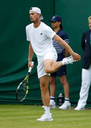 Maximilian Marterer (GER) dehnt sein Bein. Copyright: xJuergenxHasenkopfx