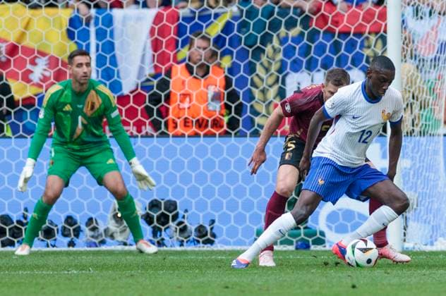 UEFA EURO, EM, Europameisterschaft,Fussball 2024: Frankreich - Belgien; 01.07.2024 Randal Kolo Muani (Frankreich, 12), Jan Vertonghen (Belgien, 5). UEFA EURO 2024: Achtelfinale: Frankreich - Belgien; Düsseldorf Arena, Düsseldorf am 01.07.2024 Copyright: xBEAUTIFULxSPORTS Meuselx