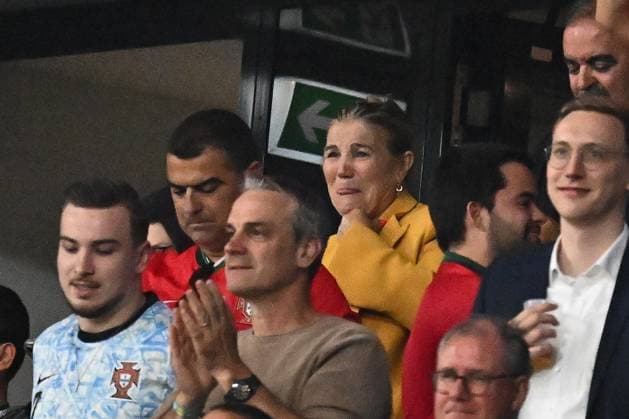 01.07.2024, xscotx, Fussball EM 2024 Achtelfinale, Portugal - Slowenien, emspor, v.l. Maria Dolores dos Santos Aveiro, die Mutter von Christiano Ronaldo (Portugal) Jubel, Freude, Emotionen ueber den Sieg Frankfurt am Main
