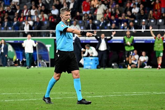 01.07.2024, xjhx, Fussball EM 2024 1 8 Finale, Portugal - Slowenien emspor, v.l. Schiedsrichter Referee Daniele Orsato (Italien) entscheidet auf Elfmeter, diesen vergibt Cristiano Ronaldo (Portugal) gegen Jan Oblak (Slowenien) im Anschluss (UEFA REGULATIONS PROHIBIT ANY USE OF PHOTOGRAPHS as IMAGE SEQUENCES and or QUASI-VIDEO) Frankfurt am Main