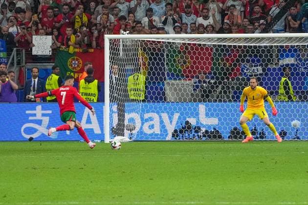 Elfmeterschießen: Cristiano Ronaldo (Portugal, 07) tritt gegen Torwart Goalie Jan Oblak (Slowenien, Slovenia, 01) an und trifft zum 1:0 - Frankfurt 01.07.2024: Portugal vs. Slowenien, EURO2024, M41 Achtelfinale, EM-Arena Frankfurt