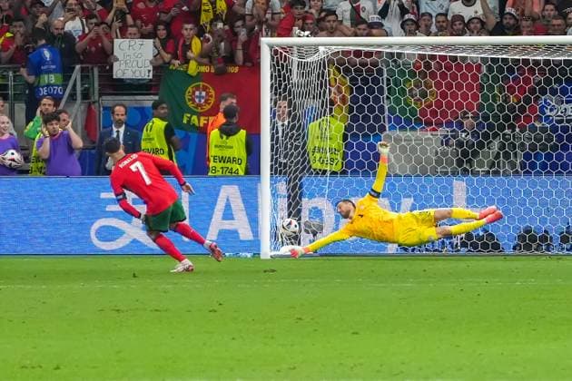 Elfmeterschießen: Cristiano Ronaldo (Portugal, 07) tritt gegen Torwart Goalie Jan Oblak (Slowenien, Slovenia, 01) an und trifft zum 1:0 - Frankfurt 01.07.2024: Portugal vs. Slowenien, EURO2024, M41 Achtelfinale, EM-Arena Frankfurt