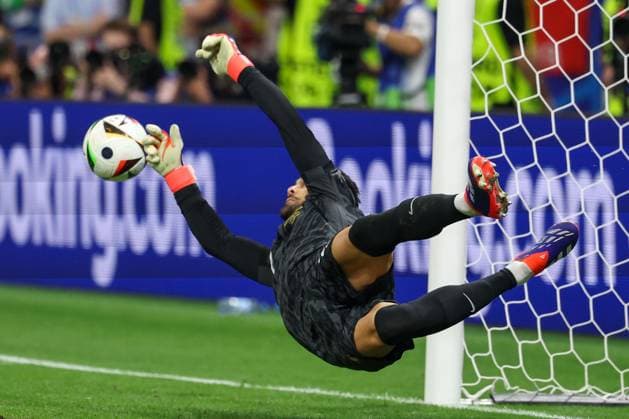 Frankfurt Arena Frankfurt am Main, UEFA EURO, EM, Europameisterschaft,Fussball 2024 Germany, Monday 1 Jul 2024 Round of 16, Portugal - Slovenia, goalkeeper, Torwart Diogo Costa (Portugal) hält den 2.Elfmeter Copyright: JoaquimxFerreira