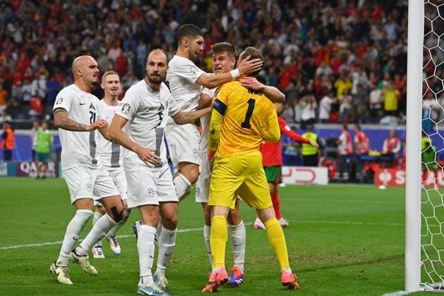 kollektiver Jubel um Torwart Jan OBLAK (SVN), Jubel,Freude,Begeisterung, nach gehaltenem Elfmeter,Strafstoss von Cristiano RONALDO (POR). Achtelfinale Portugal (POR) - Slowenien (SVN) 3-0 i.E. am 01.07.2024, Frankfurt Arena Fussball UEFA EURO, EM, Europameisterschaft,Fussball 2024 GERMANY vom 14.06.2024 - 14.07.2024. Â