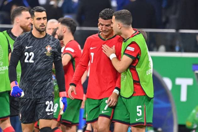 Cristiano RONALDO (POR), weint nach verschossenem Elfmeter und vor Beginn der Verlaengerung, wird von Diogo DALOT (POR) getroestet. Trost.Li:Torwart DIOGO COSTA (POR). Achtelfinale Portugal (POR) - Slowenien (SVN) 3-0 i.E. am 01.07.2024, Frankfurt Arena Fussball UEFA EURO, EM, Europameisterschaft,Fussball 2024 GERMANY vom 14.06.2024 - 14.07.2024.