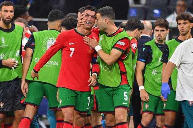 Cristiano RONALDO (POR), weint nach verschossenem Elfmeter und vor Beginn der Verlaengerung, wird von Diogo DALOT (POR) getroestet. Trost. Achtelfinale Portugal (POR) - Slowenien (SVN) 3-0 i.E. am 01.07.2024, Frankfurt Arena Fussball UEFA EURO, EM, Europameisterschaft,Fussball 2024 GERMANY vom 14.06.2024 - 14.07.2024.