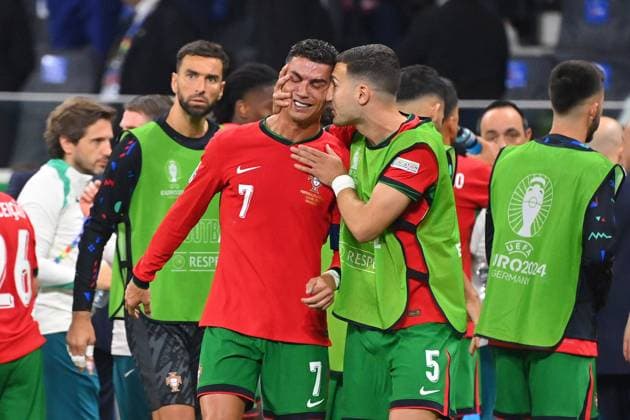 Cristiano RONALDO (POR), weint nach verschossenem Elfmeter und vor Beginn der Verlaengerung, wird von Diogo DALOT (POR) getroestet. Trost. Achtelfinale Portugal (POR) - Slowenien (SVN) 3-0 i.E. am 01.07.2024, Frankfurt Arena Fussball UEFA EURO, EM, Europameisterschaft,Fussball 2024 GERMANY vom 14.06.2024 - 14.07.2024.