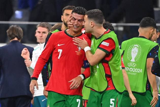 Cristiano RONALDO (POR), weint nach verschossenem Elfmeter und vor Beginn der Verlaengerung, wird von Diogo DALOT (POR) getroestet. Trost. Achtelfinale Portugal (POR) - Slowenien (SVN) 3-0 i.E. am 01.07.2024, Frankfurt Arena Fussball UEFA EURO, EM, Europameisterschaft,Fussball 2024 GERMANY vom 14.06.2024 - 14.07.2024.