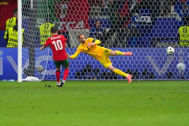 Elfmeterschießen: Bernado Silva (Portugal, 10) verwandelt den dritten Elfmeter gegen Torwart Goalie Jan Oblak (Slowenien, Slovenia, 01) zum entscheidenden 3:0 Siegtreffer - Frankfurt 01.07.2024: Portugal vs. Slowenien, EURO2024, M41 Achtelfinale, EM-Arena Frankfurt