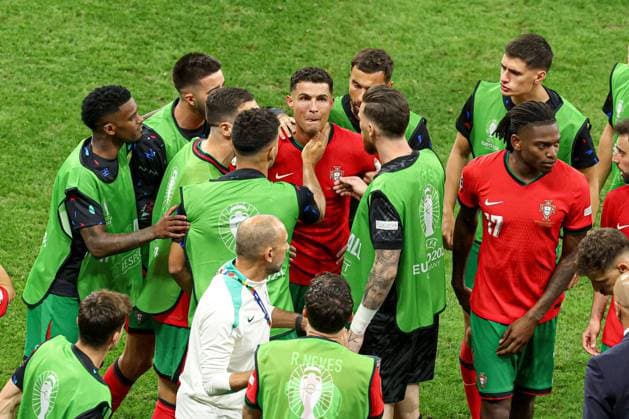 Bilder des Jahres 2024, Sport 07 Juli Sport Themen der Woche KW27 Sport Bilder des Tages Cristiano Ronaldo of Portugal is consoled after missing a penalty Portugal v Slovenia, UEFA European Championship, EM, Europameisterschaft 2024, Round of 16, Football, Frankfurt Arena, Frankfurt, Germany - 01 Jul 2024 EDITORIAL USE ONLY No use with unauthorised audio, video, data, fixture lists, club league logos or live services. Online in-match use limited to 120 images, no video emulation. No use in betting, games or single club league player publications.  Copyright: xPaulxCurrie Shutterstockx 14566636fb