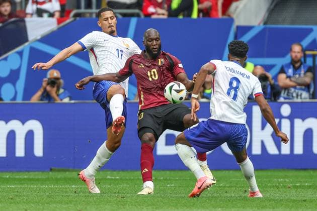 EM 2024: Frankreich - Belgien am 01.07.2024 in der Arena Düsseldorf in Duesseldorf Romelu Lukaku (Belgium 10) gegen William Alain Andre Saliba (France 17) und Aurelien Djani Tchouameni (France 8)