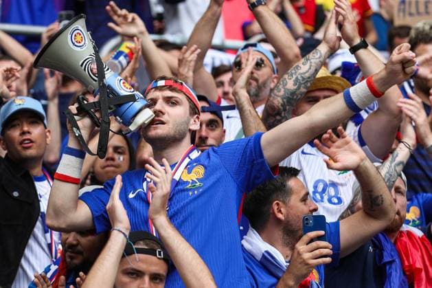 EM 2024: Frankreich - Belgien am 01.07.2024 in der Arena Düsseldorf in Duesseldorf Die Fans aus Frankreich , hier ein Fan mit Megaphon