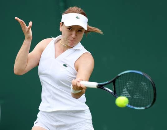 (240702) -- LONDON, July 2, 2024 -- Sun Lulu hits a return during the women s singles first round match between Zheng Qinwen of China and Sun Lulu of New Zealand at Wimbledon tennis Championship in London, Britain, on July 1, 2024. ) (SP)BRITAIN-LONDON-TENNIS-WIMBLEDON LixYing 
