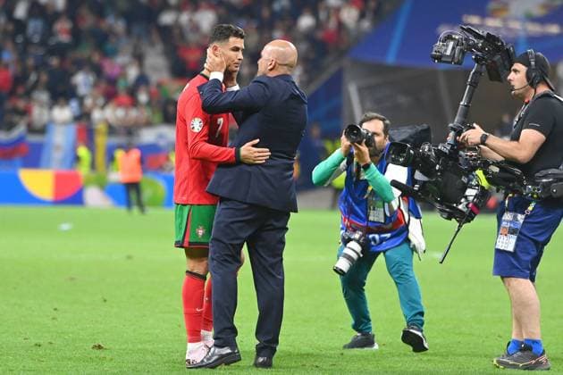 Schlussjubel Trainer Roberto MARINEZ (POR) mit Cristiano RONALDO (POR) Umarmung.Re:Kameramann und Fotograf, Achtelfinale Portugal (POR) - Slowenien (SVN) 3-0 i.E. am 01.07.2024, Frankfurt Arena Fussball UEFA EURO, EM, Europameisterschaft,Fussball 2024 GERMANY vom 14.06.2024 - 14.07.2024.