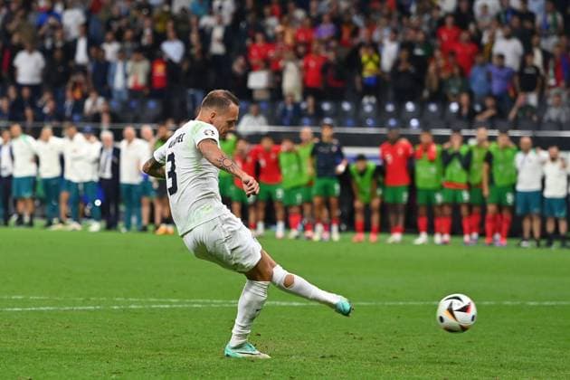 Jure BALKOVEC (SVN) verschiesst einen Elfmeter,Strafstoss, Aktion,Schuss,Elfmeterschiessen. Achtelfinale Portugal (POR) - Slowenien (SVN) 3-0 i.E. am 01.07.2024, Frankfurt Arena Fussball UEFA EURO, EM, Europameisterschaft,Fussball 2024 GERMANY vom 14.06.2024 - 14.07.2024.