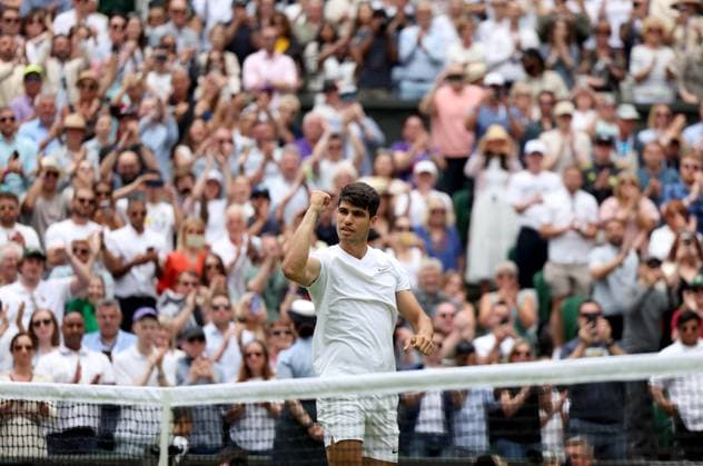 Sport Bilder des Tages (240702) -- LONDON, July 2, 2024 -- Carlos Alcaraz celebrates after winning the men s singles first round match between Carlos Alcaraz of Spain and Mark Lajal of Estonia at Wimbledon tennis Championship in London, Britain, on July 1, 2024. ) (SP)BRITAIN-LONDON-TENNIS-WIMBLEDON LixYing 