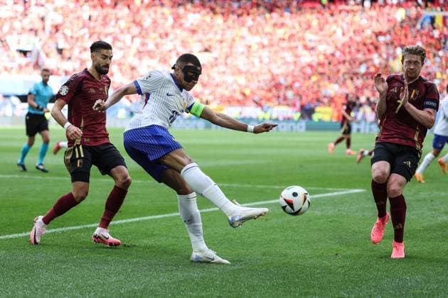 (240702) -- DUESSELDORF, July 2, 2024 -- Kylian Mbappe (C) of France clears the ball during the UEFA EURO, EM, Europameisterschaft,Fussball 2024 round of 16 match between France and Belgium in Duesseldorf, Germany on July 1, 2024. ) (SP)GERMANY-DUESSELDORF-FOOTBALL-EURO 2024-FRANCE VS BELGIUM PanxYulong 
