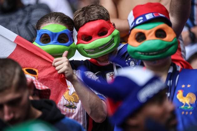 (240702) -- DUESSELDORF, July 2, 2024 -- Fans of France wearing masks imitating Ninja Turtle cheer for the team during the UEFA EURO, EM, Europameisterschaft,Fussball 2024 round of 16 match between France and Belgium in Duesseldorf, Germany on July 1, 2024. ) (SP)GERMANY-DUESSELDORF-FOOTBALL-EURO 2024-FRANCE VS BELGIUM PanxYulong 