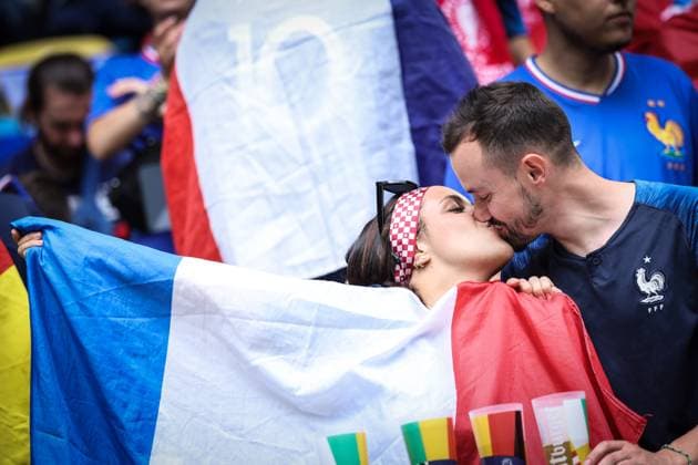(240702) -- DUESSELDORF, July 2, 2024 -- Fans of France kiss during the UEFA EURO, EM, Europameisterschaft,Fussball 2024 round of 16 match between France and Belgium in Duesseldorf, Germany on July 1, 2024. ) (SP)GERMANY-DUESSELDORF-FOOTBALL-EURO 2024-FRANCE VS BELGIUM PanxYulong 
