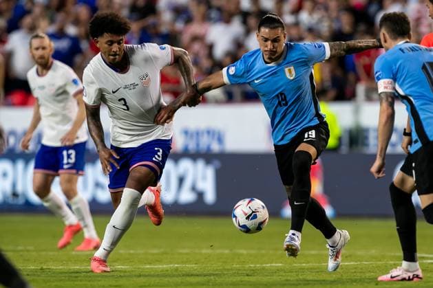 Fußball, Copa America, USA - Uruguay KANSAS CITY, MO - JULY 01: Uruguay forward Darwin Nunez (19)attempts to shield off United States defender Chris Richards (3) during the Group A match between the United States and Uruguay on Monday July 1, 2024 at Arrowhead stadium in Kansas City, MO. (Photo by Nick Tre. Smith Icon Sportswire) SOCCER: JUL 01 CONMEBOL Copa America - USA vs Uruguay EDITORIAL USE ONLY Icon2407010091