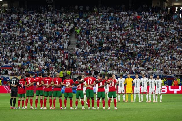 (240702) -- FRANKFURT, July 2, 2024 -- Starters of both sides greet each other before the UEFA EURO, EM, Europameisterschaft,Fussball 2024 Round of 16 match between Portugal and Slovenia in Frankfurt, Germany on July 1, 2024. ) (SP)GERMANY-FRANKFURT-FOOTBALL-EURO 2024-PORTUGAL VS SLOVENIA XiaoxYijiu 