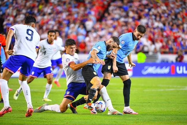 Fußball, Copa America, USA - Uruguay RECORD DATE NOT STATED Copa America USA 2024 United States vs Uruguay Giovanni Reyna (L) of USA fights for the ball with Nahitan Nandez (R) of Uruguay during the CONMEBOL Copa America 2024 group C match between United States (USA) and Uruguay, at GEHA Field at Arrowhead Stadium, on July 01, 2024 in Kansas City, Kansas, United States. KANSAS CITY KANSAS UNITED STATES  Copyright: xAdrianxMaciasx 20240701212634_CA_GC_2024_USA_URU_NANDEZ117