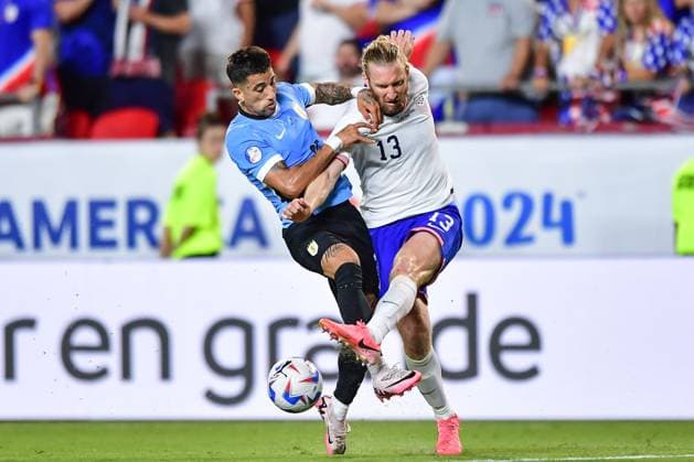 Fußball, Copa America, USA - Uruguay RECORD DATE NOT STATED Copa America USA 2024 United States vs Uruguay Cristian Olivera (L) of Uruguay fights for the ball with Tim Ream (R) of USA during the CONMEBOL Copa America 2024 group C match between United States (USA) and Uruguay, at GEHA Field at Arrowhead Stadium, on July 01, 2024 in Kansas City, Kansas, United States. KANSAS CITY KANSAS UNITED STATES  Copyright: xIsaacxOrtizx 20240701215018_CA_GC_2024_USA_URU_REAM155