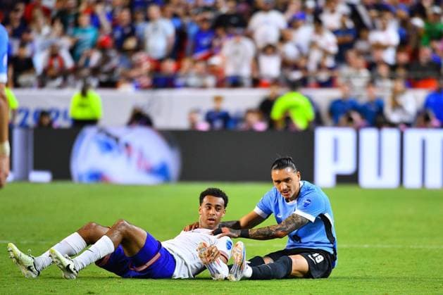 Fußball, Copa America, USA - Uruguay RECORD DATE NOT STATED Copa America USA 2024 United States vs Uruguay Tyler Adams of USA and Darwin Nunez of Uruguay during the CONMEBOL Copa America 2024 group C match between United States (USA) and Uruguay, at GEHA Field at Arrowhead Stadium, on July 01, 2024 in Kansas City, Kansas, United States. KANSAS CITY KANSAS UNITED STATES  Copyright: xAdrianxMaciasx 20240701220718_CA_GC_2024_USA_URU_ADAMS169