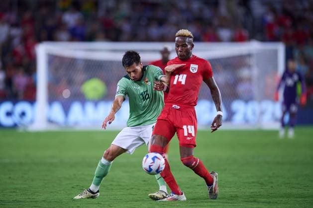 Fußball, Copa America, Bolivien - Panama RECORD DATE NOT STATED Copa America USA 2024 Bolivia vs Panama Gabriel Villamil (L) of Bolivia fights for the ball with Jovani Welch (R) of Panam during the CONMEBOL Copa America 2024 group C match between Bolivia and Panama, at Ioter-Co Stadium, on July 01, 2024 in Orlando, Florida United States. ORLANDO FLORIDA UNITED STATES  Copyright: xJosexLuisxMelgarejox 20240701211140_CA_GC_2024_BOL_PAN_WELCH81