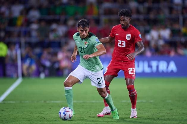 Fußball, Copa America, Bolivien - Panama RECORD DATE NOT STATED Copa America USA 2024 Bolivia vs Panama Jose Sagredo (L) of Bolivia fights for the ball with Michael Murillo (R) of Panama during the CONMEBOL Copa America 2024 group C match between Bolivia and Panama, at Ioter-Co Stadium, on July 01, 2024 in Orlando, Florida United States. ORLANDO FLORIDA UNITED STATES  Copyright: xJosexLuisxMelgarejox 20240701211644_CA_GC_2024_BOL_PAN_SAGREDO88