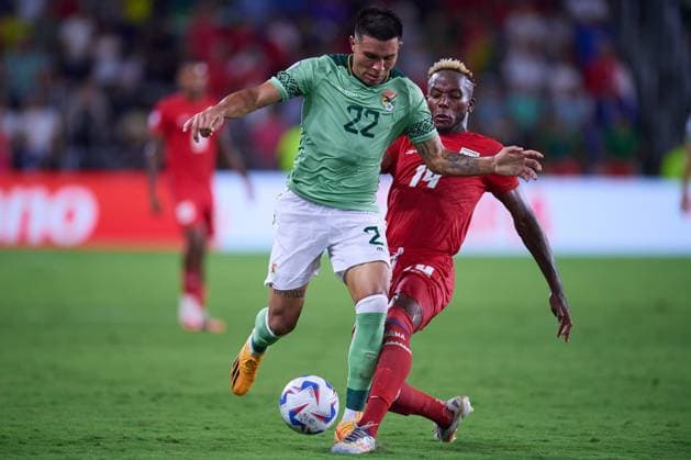 Fußball, Copa America, Bolivien - Panama RECORD DATE NOT STATED Copa America USA 2024 Bolivia vs Panama Hector Cuellar (L) of Bolivia fights for the ball with Jovany Welch (R) of Panama during the CONMEBOL Copa America 2024 group C match between Bolivia and Panama, at Ioter-Co Stadium, on July 01, 2024 in Orlando, Florida United States. ORLANDO FLORIDA UNITED STATES  Copyright: xJosexLuisxMelgarejox 20240701215640_CA_GC_2024_BOL_PAN_CUELLAS120