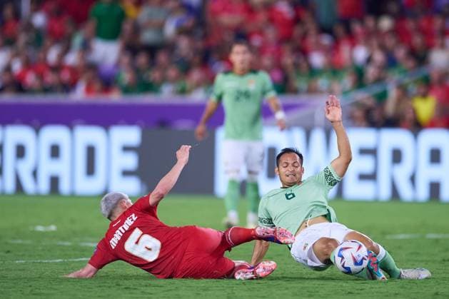 Fußball, Copa America, Bolivien - Panama RECORD DATE NOT STATED Copa America USA 2024 Bolivia vs Panama Christian Martinez (L) of Panama fights for the ball with Leonel Justiniano (R) of Bolivia during the CONMEBOL Copa America 2024 group C match between Bolivia and Panama, at Ioter-Co Stadium, on July 01, 2024 in Orlando, Florida United States. ORLANDO FLORIDA UNITED STATES  Copyright: xJosexLuisxMelgarejox 20240701222119_CA_GC_2024_BOL_PAN_JUSTINIANO150