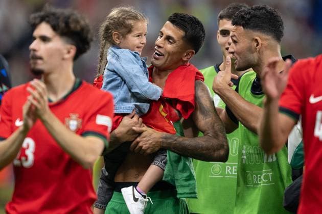 (240702) -- FRANKFURT, July 2, 2024 -- Joao Cancelo (C) of Portugal celebrates with his daughter after the UEFA EURO, EM, Europameisterschaft,Fussball 2024 Round of 16 match between Portugal and Slovenia in Frankfurt, Germany on July 1, 2024. ) (SP)GERMANY-FRANKFURT-FOOTBALL-EURO 2024-PORTUGAL VS SLOVENIA XiaoxYijiu 