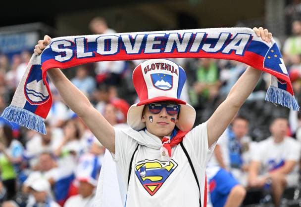 (240702) -- FRANKFURT, July 2, 2024 -- A fan of Slovenia cheers for the team before the UEFA EURO, EM, Europameisterschaft,Fussball 2024 Round of 16 match between Portugal and Slovenia in Frankfurt, Germany on July 1, 2024. ) (SP)GERMANY-FRANKFURT-FOOTBALL-EURO 2024-PORTUGAL VS SLOVENIA RenxPengfei 