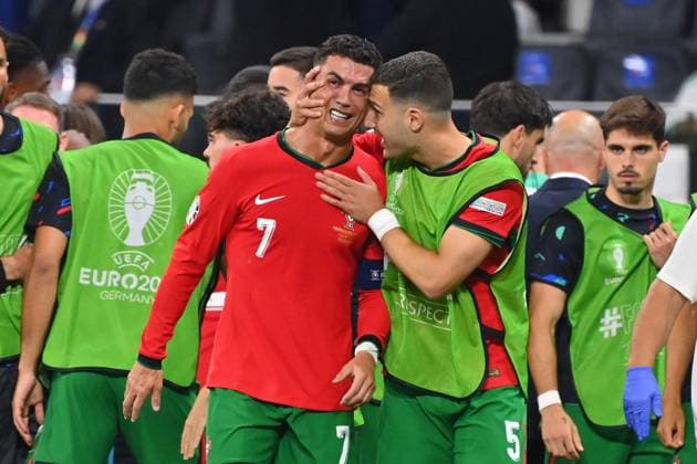 Cristiano RONALDO (POR), weint nach verschossenem Elfmeter und vor Beginn der Verlaengerung, wird von Diogo DALOT (POR) getroestet. Trost. Achtelfinale Portugal (POR) - Slowenien (SVN) 3-0 i.E. am 01.07.2024, Frankfurt Arena Fussball UEFA EURO, EM, Europameisterschaft,Fussball 2024 GERMANY vom 14.06.2024 - 14.07.2024.
