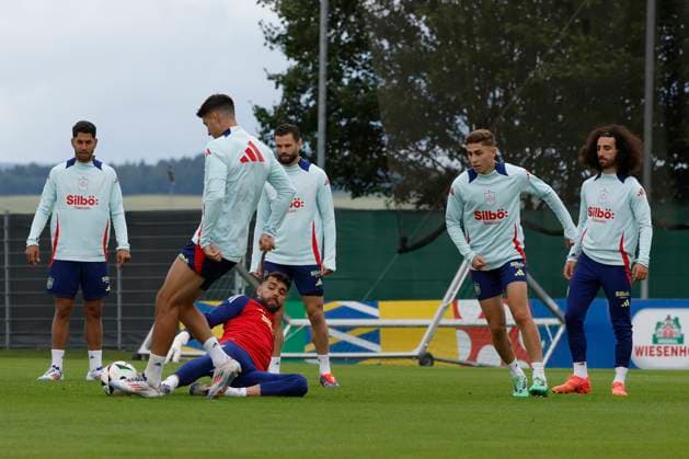 EURO 2024, Nationalteam Spanien Training Spain s players attend a training session in Donaueschingen, Germany, 02 July 2024.. Spain will face Germany in their Euro2024 quarter final soccer match on 05 July. Spain s training session !ACHTUNG: NUR REDAKTIONELLE NUTZUNG!  Copyright: xJ.J.xGuillenx GRAF491 20240702-55014036047_1