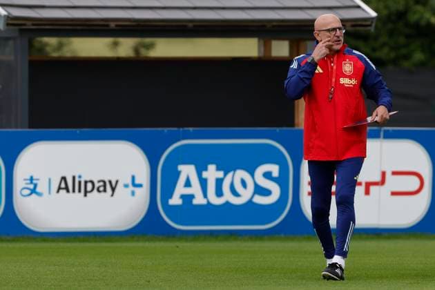 EURO 2024, Nationalteam Spanien Training Spain s head coach Luis De la Fuente leads a team s training session in Donaueschingen, Germany, 02 July 2024.. Spain will face Germany in their Euro2024 quarter final soccer match on 05 July. Spain s training session !ACHTUNG: NUR REDAKTIONELLE NUTZUNG!  Copyright: xJ.J.xGuillenx GRAF506 20240702-55014036055_1