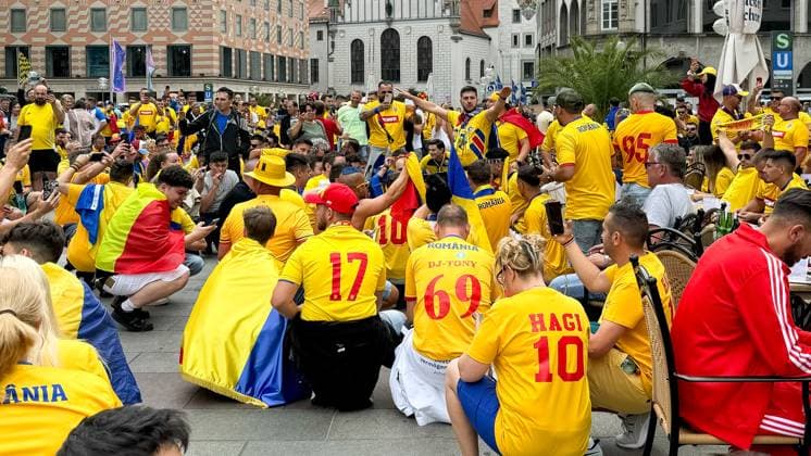 Fußball, UEFA, Europameisterschaft, Achtelfinale, 2024, Rumänien vs. Niederlande, 02.07.2024, Allianz Arena, München, Deutschland, Marienplatz, rumänische Fans, Trikots, Nationalflaggen, Fangesänge, Public Viewing, Straßenfeier, Stadion, Fußballspiel, Achtelfinalspiel, Fußballbegeisterung, Menschenmenge, Fanartikel, Team Rumänien, Fanunterstützung, sportliche Atmosphäre, Europa, Fußballfest, Unterstützung, Jubel, Sportveranstaltung.